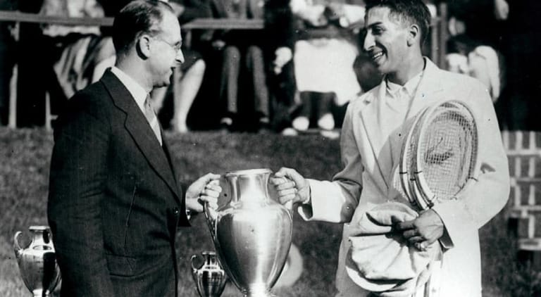  René Lacoste (bìa phải)