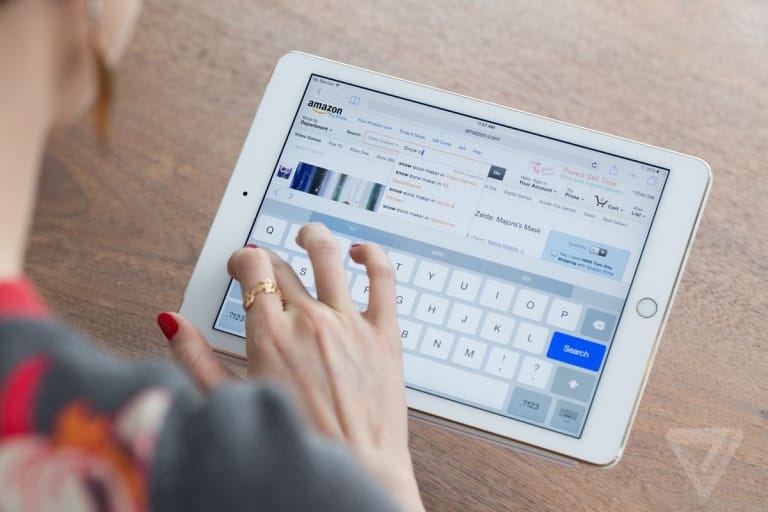 sự tinh tế về công nghệ của Amazon cũng làm cho người mua hàng trong cửa hàng có thể tương tác với các nền tảng kỹ thuật số theo những cách thức mới mẻ.