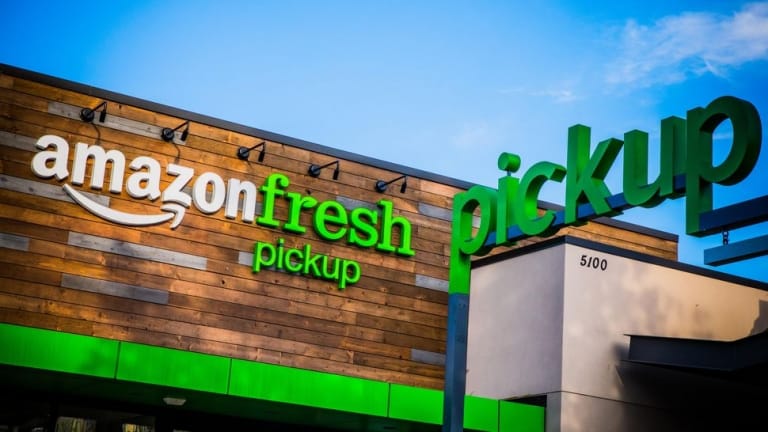 Cuối cùng, và lặng lẽ hơn, Amazon đang chuẩn bị cho một khái niệm mới về cửa hàng tạp hóa.