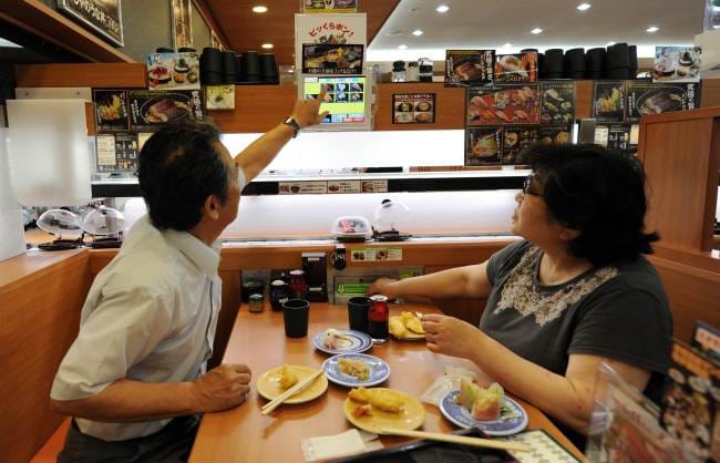 Đối với những trường hợp dành 100 điểm, chúng tôi sẽ cũng cấp một lượng sushi liên tục nhất định cho họ. Đó là cách chính tôi kiểm soát lượng thức ăn”