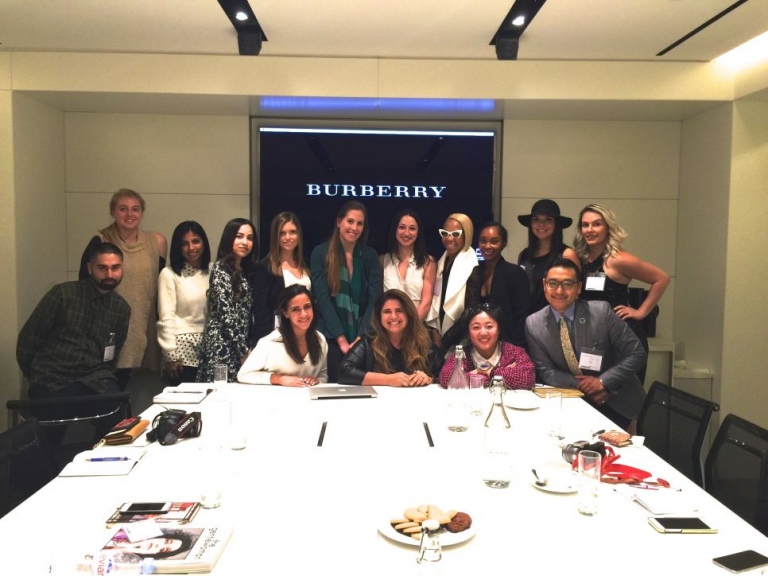 Trong số những người đến dự họp, không có ai mặc áo của Burberry