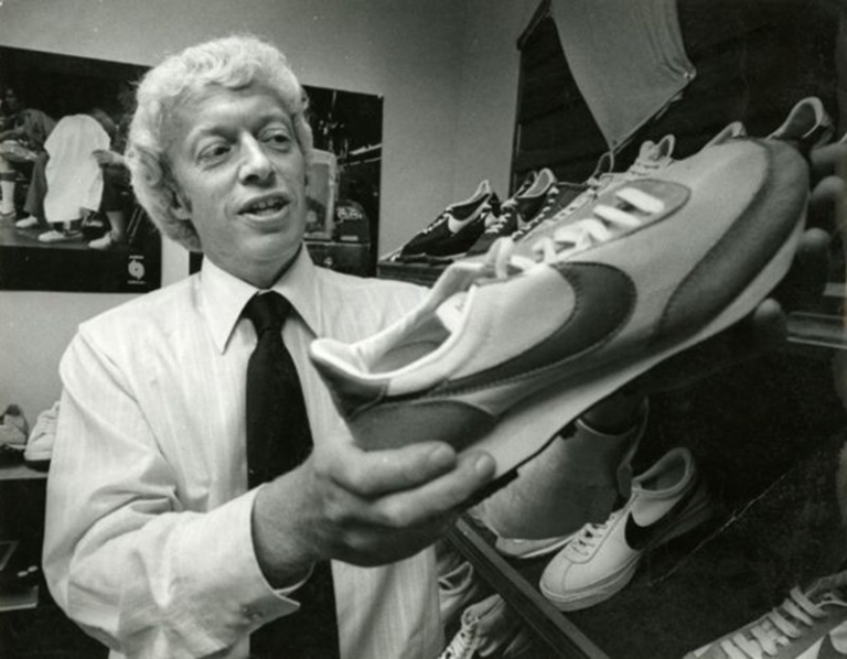  CEO Phil Knight của Nike đã tìm ra cách tiếp cập mới  đến khách hàng 