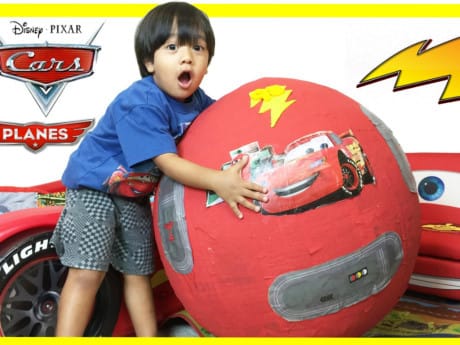 Kênh Ryan ToysReview đã mang lại cho cậu bé Ryan hàng chục triệu USD chỉ trong thời gian ngắn Kênh Ryan ToysReview đã mang lại cho cậu bé Ryan hàng chục triệu USD chỉ trong thời gian ngắn