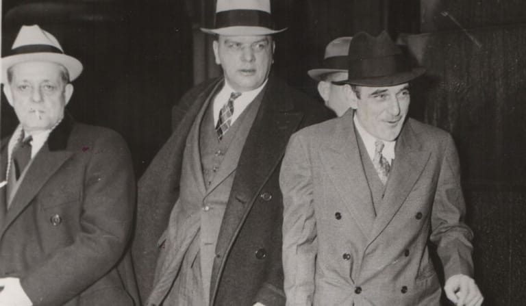  Đến ông trùm tội phạm Al Capone ( giữa) mà Lustig (phải) cũng không tha