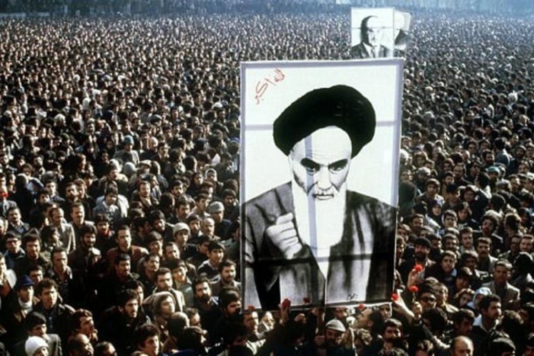 Cuộc Cách mạng hồi giáo Iran 1979 khiến Hoa Kỳ lâm vào cuộc khủng hoảng dầu mỏ lần thứ 2 trong vòng 6 năm. Trong áp phích là Lãnh tụ Hồi giáo Iran Ruhollah Khomeini, người sau đó đã khai sinh nước Cộng hòa Hồi giáo Iran và trở thành Lãnh tụ Tối cao.