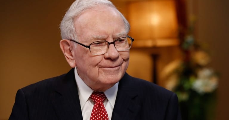 Warren-buffett-happy-live