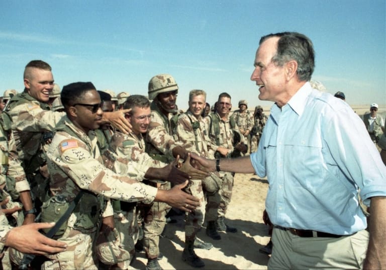 Ông Bush chào binh lính chiến tranh vùng Vịnh