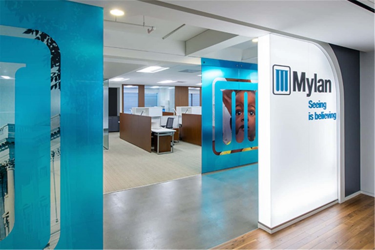 Khi nắm giữ một tỷ lệ cổ phần đáng kể của một công ty, Carl Icahn không chờ đợi cho giá cổ phiếu tự nhiên tăng, mà ông chủ động với nhiều biện pháp nhằm kích giá lên.