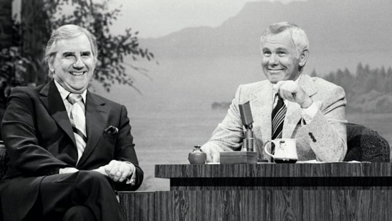Johnny Carson như một ví dụ điển hình về một người từng luôn muốn được yên thân một mình, nhưng đã học cách trở nên cực kỳ quảng giao trước ống kính.
