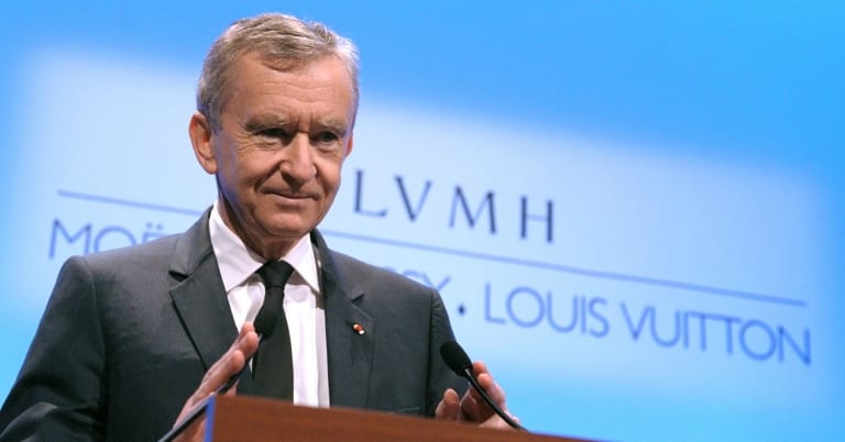 Từ một cổ đông , Arnault nhanh chóng trở thành CEO của LVMH