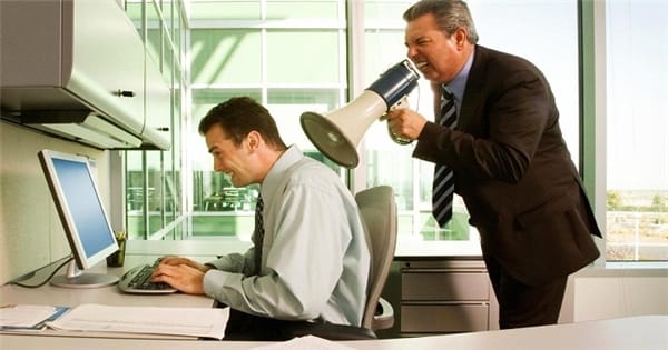 Nhưng khi buộc nhân viên phải tập trung bằng cách đưa cảm giác bất an vào nơi làm việc, các nhà tuyển dụng thường gây ra nhiều tác hại hơn điều tốt.