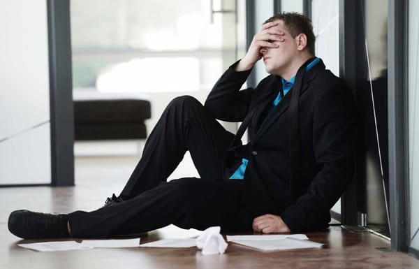 Người nghèo muốn khóc mà không ra nước mắt, ngẩng mặt thở dài: "Làm người giàu khó vậy sao?".