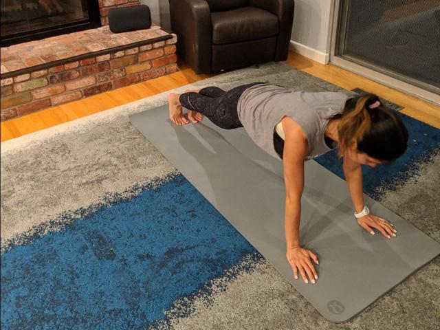 Nữ Giám đốc Google dậy từ 5:30 sáng để tập yoga, hôm nào cũng dự 12 cuộc họp và kết thúc ngày làm việc bằng một ly rượu