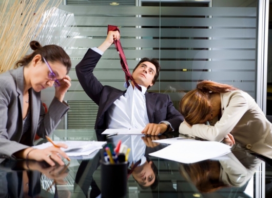 Nhưng ở một "diễn biến khác" Ý tưởng cho rằng ở mức độ bất ổn nào đó có thể khiến nhân viên làm việc năng suất hơn là một quan niệm sai lầm