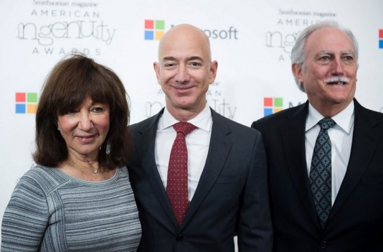  mẹ và cha dượng của Jeff Bezos đã rất ủng hộ cho giấc mơ kinh doanh của con trai mình, họ đã sẵn sàng đầu tư $245,573 USD vào Amazon để giúp công ty có thể khởi nghiệp.