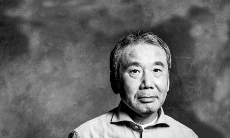 aruki Murakami có thói quen viết lách, mỗi ngày ông chỉ viết 4000 chữ, một trang giấy 400 chữ, mỗi ngày viết được 10 trang thì dừng lại.