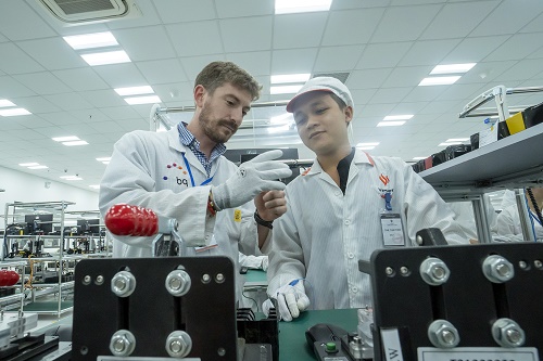 VinSmart cho biết đã quy tụ được đội ngũ các nhà khoa học và chuyên gia nghiên cứu, thiết kế và phát triển sản phẩm cao cấp, dày dạn kinh nghiệm từ các Viện nghiên cứu và các công ty công nghệ hàng đầu thế giới.