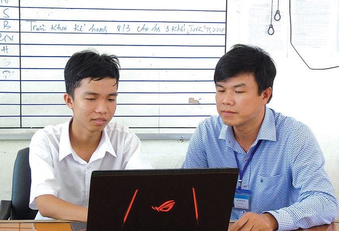 Trần Lê Duy và thầy hướng dẫn