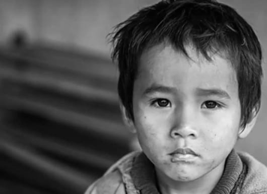 cậu bé lem luốc