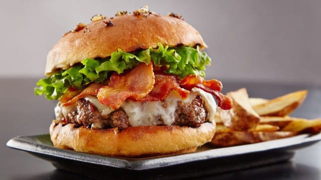 "Cú lừa" marketing mang tên thịt xông khói (bacon): Khi bác sĩ bị mua chuộc để “dắt mũi” người dùng rằng bữa sáng cần ăn no nhất trong ngày