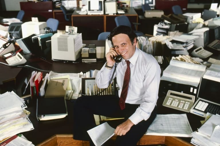 Milken đầu quân cho công ty Drexel Burnham với quyết tâm thực hiện sứ mệnh tự nhận về mình bằng cách đầu cơ vào những loại trái phiếu nói trên - giới tài chính gọi đó là junk bond, một loại trái phiếu có độ rủi ro thanh toán cao. 