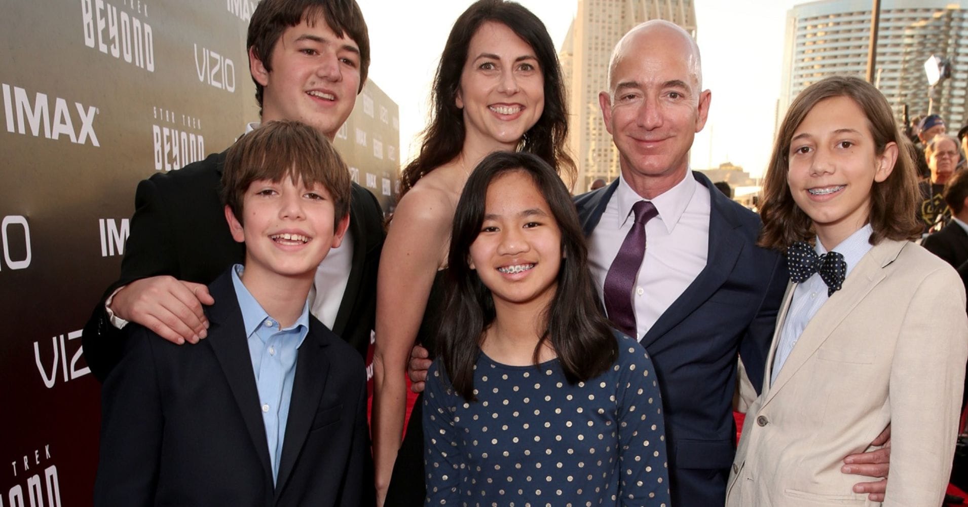 jeff-bezos-va-gia-dinh-happy-live - Happy Live