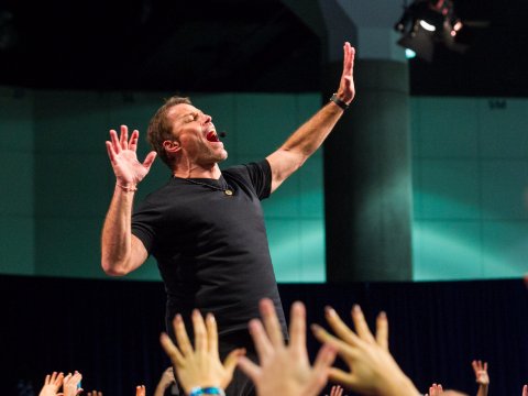 Chân trần trên than đỏ và bài học lập trình lại tư duy Guy Spier có được nhờ Tony Robbins