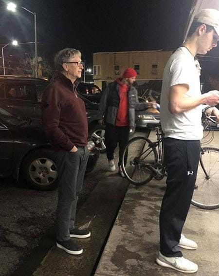 Bill Gates xếp hàng chờ gọi đồ tại Dick's.
