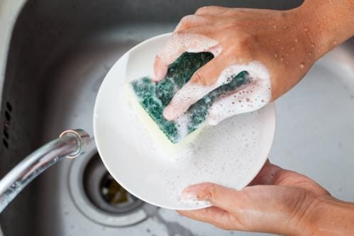 Nếu dịch vụ lau dọn giúp tiết kiệm thời gian cho công việcthì xứng đáng để chi tiêu:Ảnh: Shutterstock