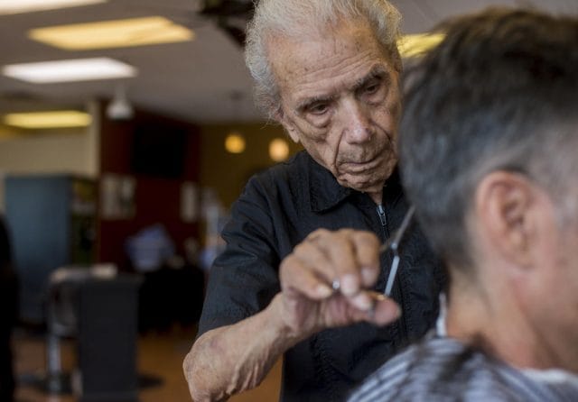 Cụ Anthony đã trở thành người thợ cắt tóc già nhất thế giới. (Andrew Seng/The New York Times)