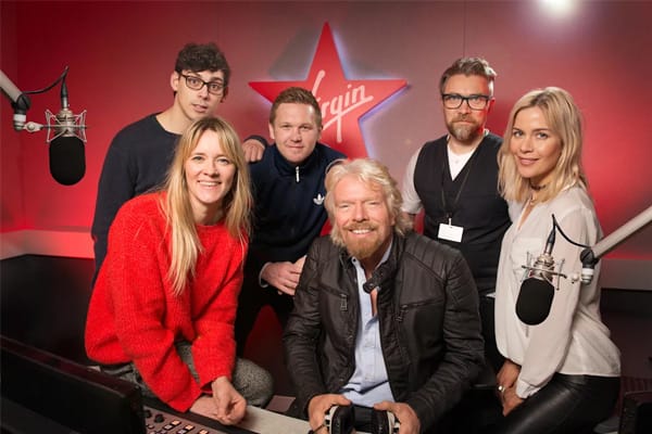 Richard Branson (giữa) khởi đầu bằng sự nghiệp kinh doanh phòng thu