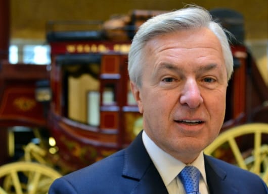 Ông John Stumpf, Tổng Giám đốc điều hành của Wells Fargo, cũng tự nguyện từ chức sau sau bê bối 3,5 triệu tài khoản giả mạo.