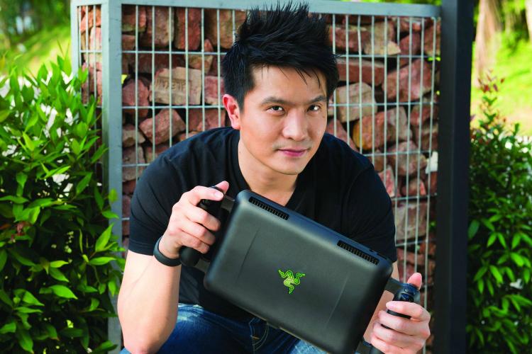 Vị tỷ phú người Singapore cùng sản phẩm của công ty mình