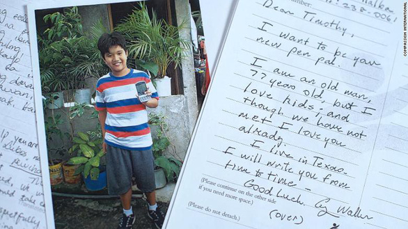 Hình ảnh Timothy cùng những bức thư của cựu Tổng thống Bush (Ảnh: Compassion International)