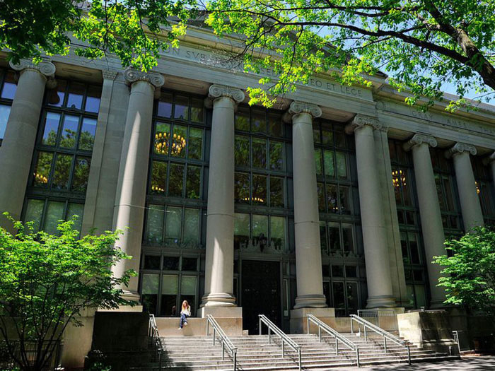 Munger tốt nghiệp xuất sắc trường luật Harvard...