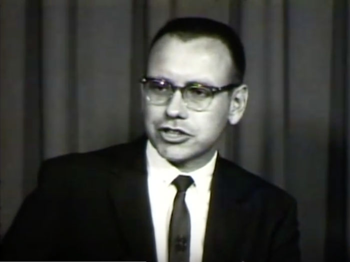 Khi Graham đóng cửa công ty của mình vào năm 1956, Buffett trở về quê nhà Omaha và thành lập công ty Buffett Partnership Ltd. Công ty nhanh chóng mở rộng và giúp ông trở thành triệu phú vào năm 32 tuổi.