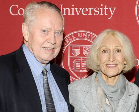 Chuck Feeney và người vợ Helga cùng nhau làm từ thiện hàng chục năm qua. Ảnh: Wall Street Journal