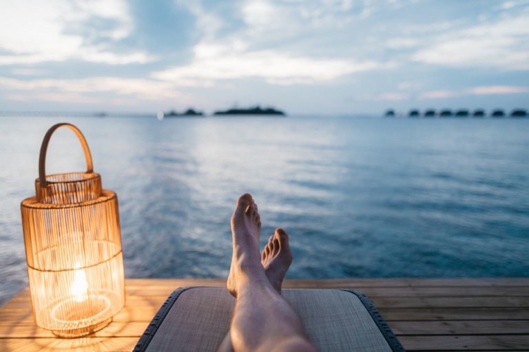 Hãy để bộ não của bạn có không gian để suy nghĩ bằng cách “bước ra” khỏi công việc hằng ngày và “không làm gì cả”.