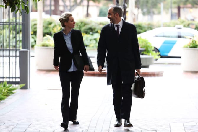 Elizabeth Holmes cùng luật sư tới một phiên tòa ở San Jose vào tháng 1. Ảnh: Justin Sullivan/Getty.
