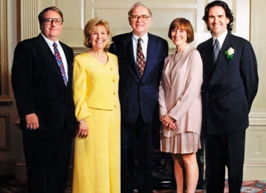 Con của tỷ phú Warren Buffett: Đi bộ đi học trường công, đi làm thêm vào mùa hè và 20 tuổi đọc báo mới biết bố là người giàu
