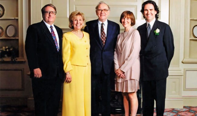 Con của tỷ phú Warren Buffett: Đi bộ đi học trường công, đi làm thêm vào mùa hè và 20 tuổi đọc báo mới biết bố là người giàu