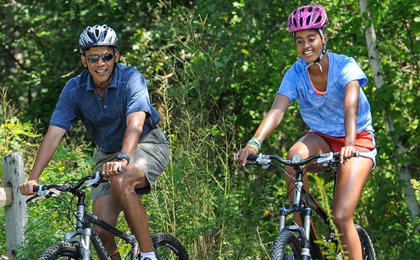 Bí quyết nuôi dạy con của gia đình Obama chỉ đơn giản là: Hãy làm gương cho con. 
