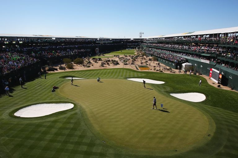 Một vài tên tuổi lớn như công ty tổ chức giải đua Nascar và hãng du lịch golf PGA Tour rút mối kinh doanh của họ tại địa điểm dưới tay Trump.