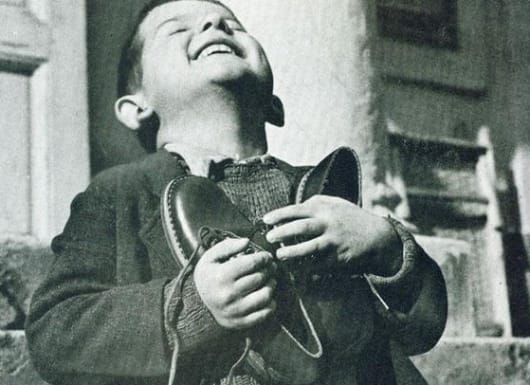 Bức ảnh đắt giá "Cậu bé ôm giày mới" và thông điệp đầy ý nghĩa giúp nhiều người biết trân trọng cuộc sống hơn