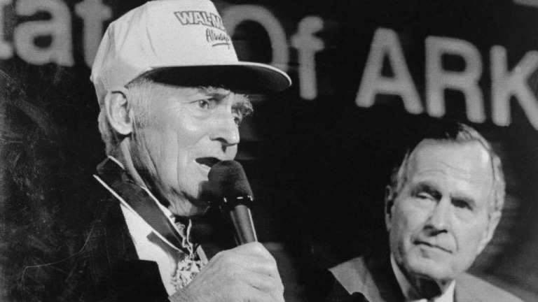 sau 23 năm hoạt động với cửa hàng đầu tiên mang tên Wal-Mart, Sam Walton được Tạp chí Forbes bình chọn là “Người đàn ông giàu nhất nước Mỹ”.