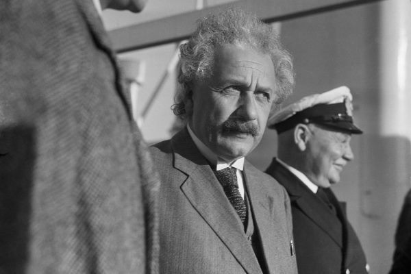 3 bài học từ “ý tưởng và ý kiến” của einstein về việc sống cuộc sống ý nghĩa