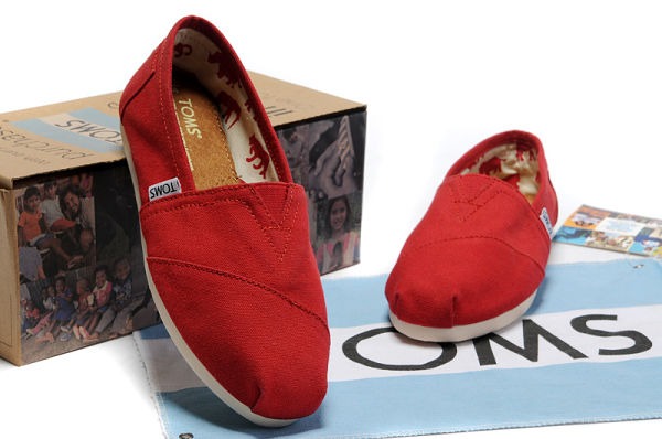 Giày của TOMS được tạo nên từ vải bạt và có kiểu dáng đơn giản
