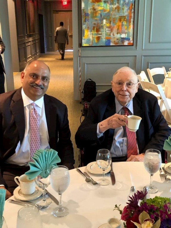 Charlie Munger và Mohnish Pabrai tại đại hội Berkshire Hathaway