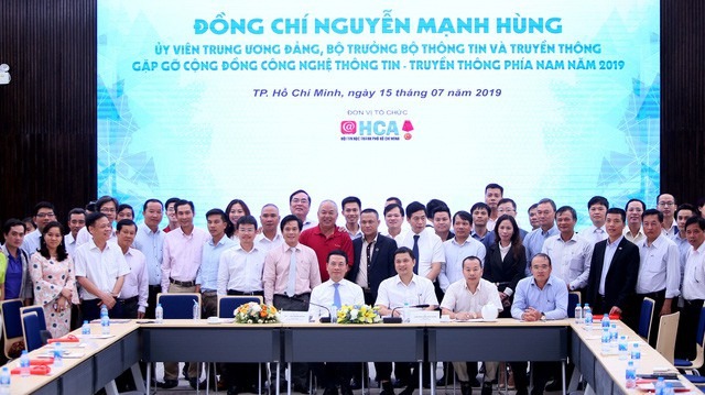 Bộ trưởng Nguyễn Mạnh Hùng chỉ ra 'cửa' giúp doanh nghiệp Việt Nam làm ra mạng xã hội thắng được Facebook