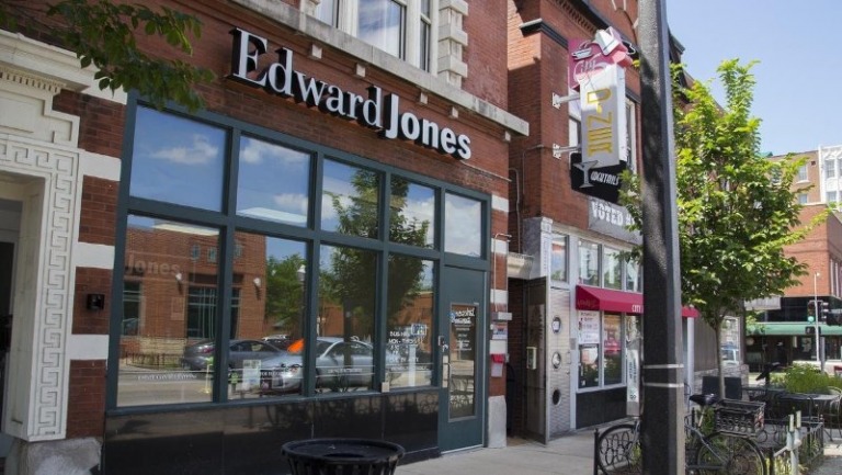 Nhà phân tích cấp cao tại Edward Jones, James Shanahan đang lạc quan về cổ phiếu Berkshire Hathaway. 